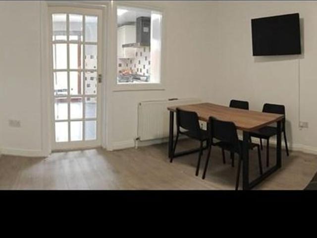 Room for rent in Row Town, Surrey