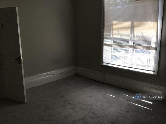 Room for rent in Ewens Farm, Cheltenham