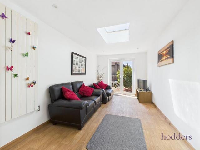 Room for rent in Row Town, Surrey