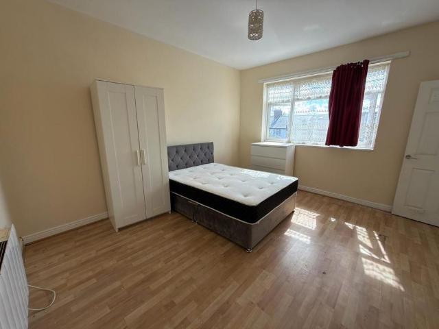 Room for rent in London Borough of Merton, Mitcham