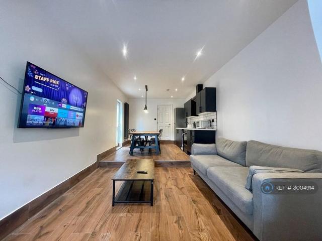Room for rent in Falcon Lodge, Wales