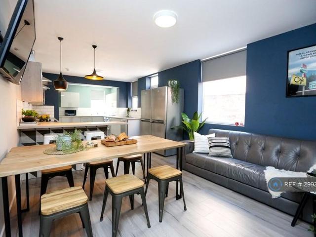 Room for rent in Claughton, Wirral