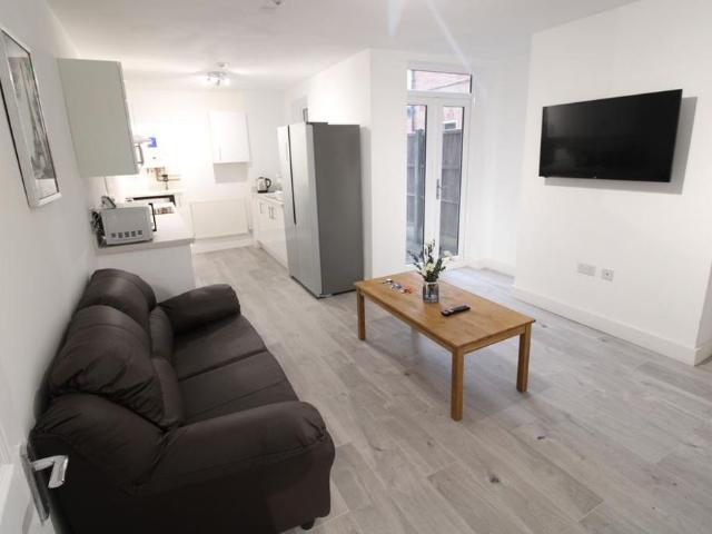 Room for rent in Horninglow and Eton, Beamhurst