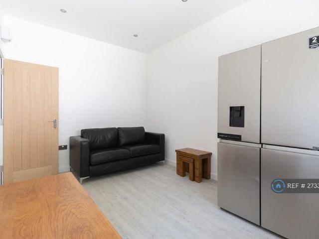 Room for rent in New Town, Monks Orchard