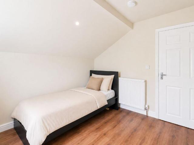 Room for rent in Froggatt, East Midlands
