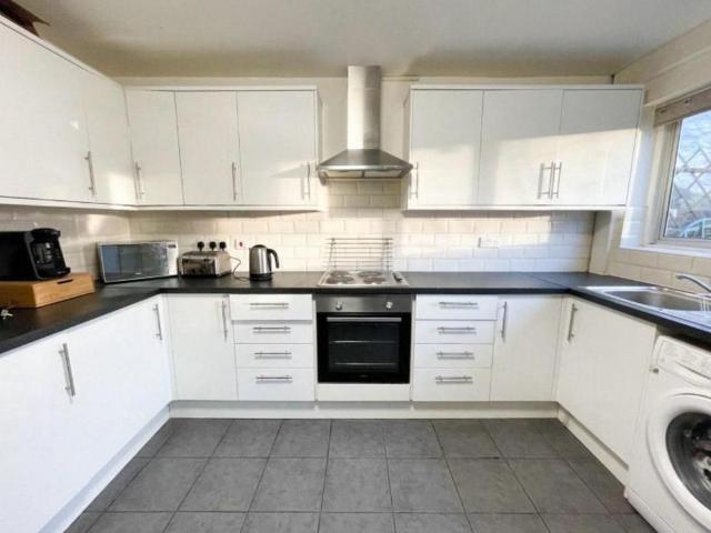 Room for rent in Cowley, Greater London