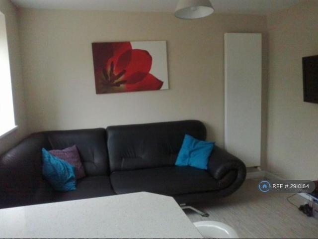 Room for rent in Row Town, Surrey
