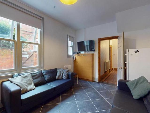 Room for rent in Clarendon Park, Leicester