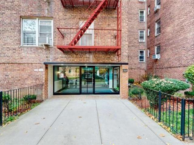 Apartment for sale in Queens, Arverne