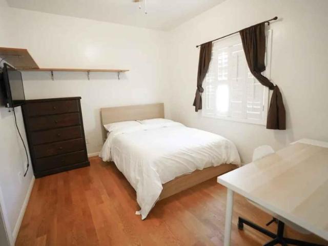 Room for rent in Canoga Park, California