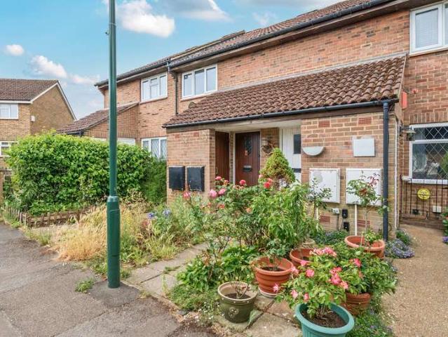 Maisonette for sale in Roundshaw, Greater London