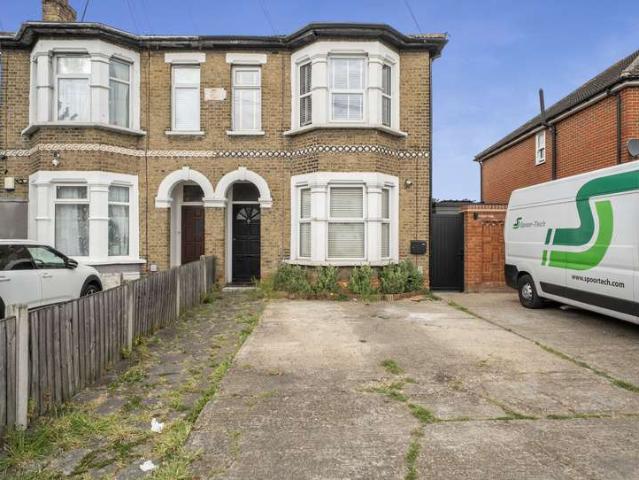 Maisonette for sale in Gidea Park, Greater London