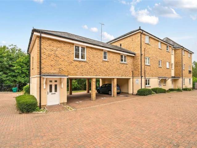 Maisonette for sale in Fole, Surrey