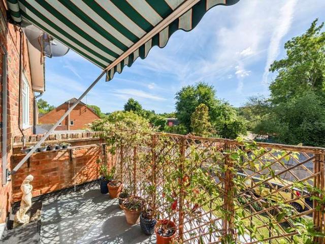 Maisonette for sale in Fole, Surrey