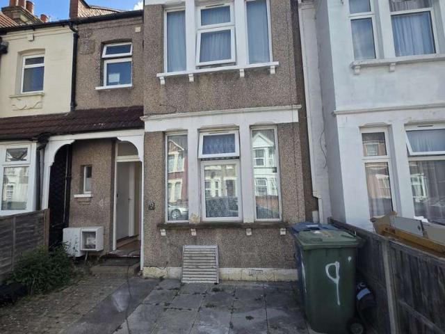 Maisonette for rent in Wealdstone, Greater London