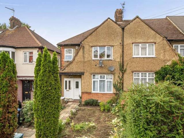 Maisonette for sale in Preston, Greater London