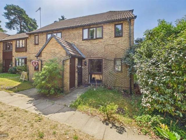 Maisonette for sale in Heol-las, Surrey