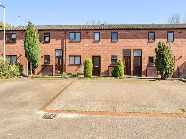 Maisonette for sale in London Borough of Hillingdon, Greater London