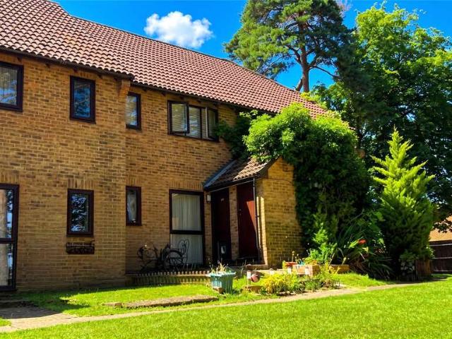 Maisonette for sale in Heol-las, Surrey
