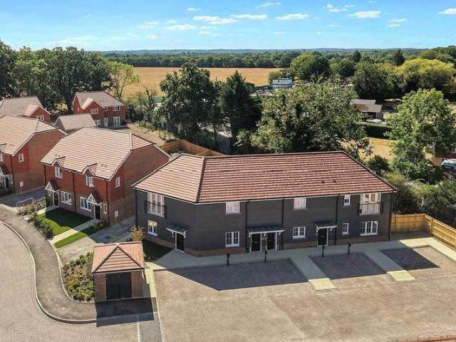 Maisonette for sale in Horley, Reigate and Banstead