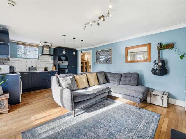 Maisonette for sale in London Borough of Merton, Merton Park
