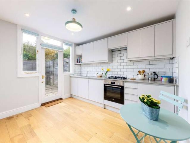 Maisonette for sale in Southfields, Greater London
