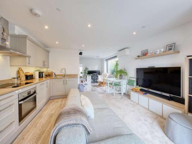 Maisonette for sale in Hampton Wick, Greater London