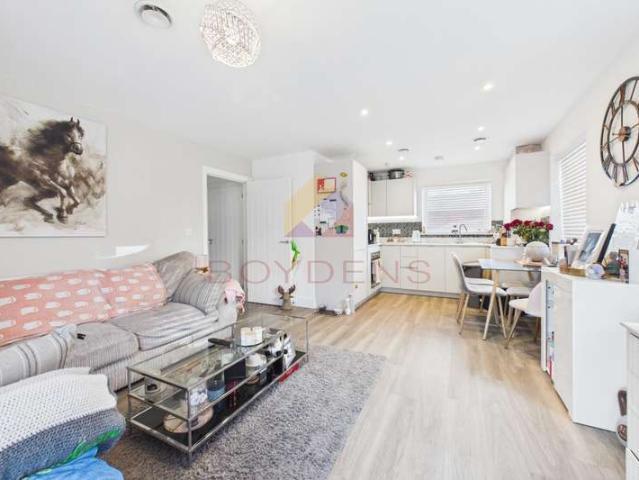 Maisonette for sale in Chipping Hill, Essex