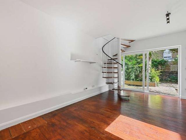 Maisonette for sale in Shepherd's Bush, Greater London