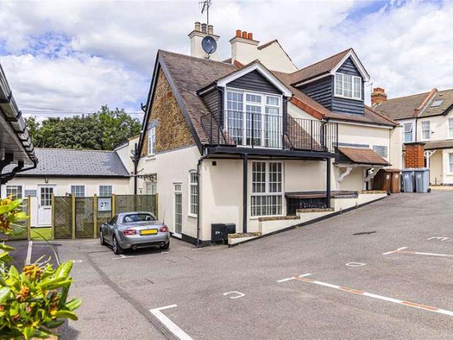 Maisonette for sale in Bushey, Hertsmere