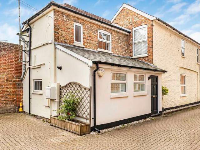 Maisonette for sale in Fole, Surrey