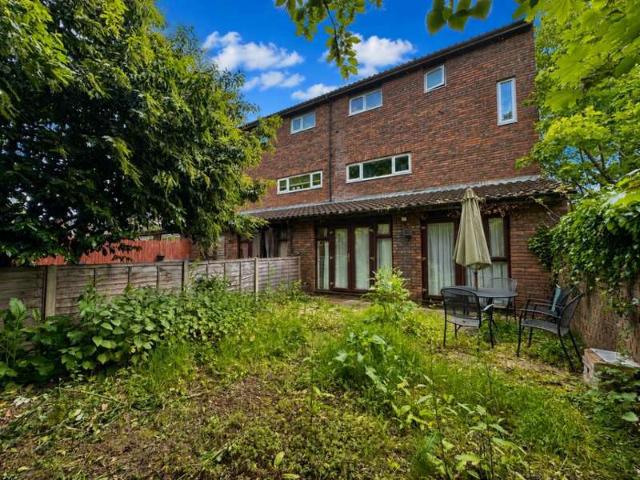 Maisonette for sale in Yeading, Greater London