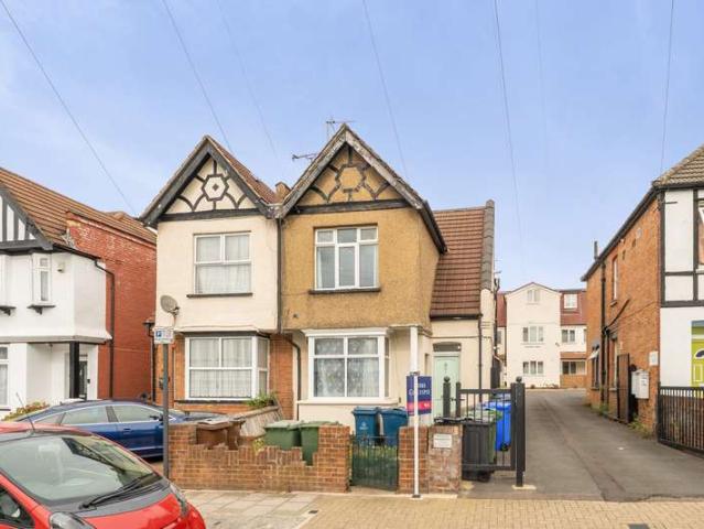 Maisonette for sale in South Harrow, Greater London