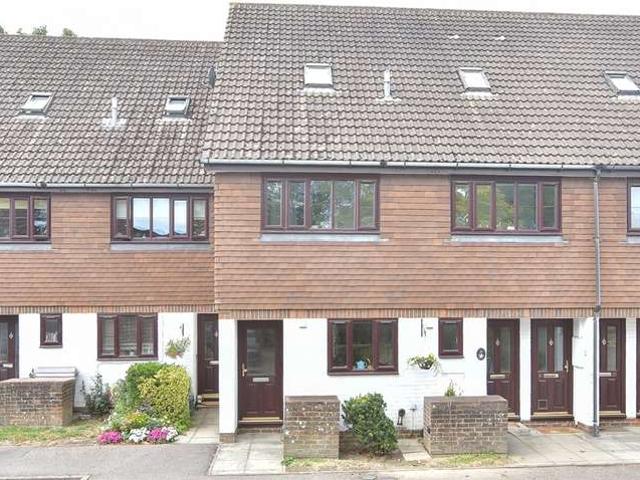 Maisonette for sale in Fole, Surrey