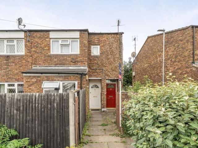 Maisonette for sale in Gould's Green, Greater London