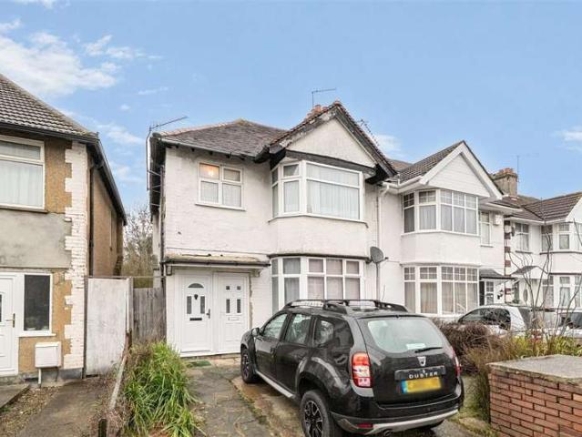 Maisonette for sale in Preston, Greater London