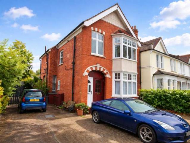 Maisonette for rent in Row Town, Surrey