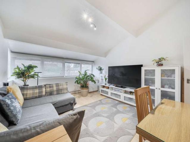 Maisonette for sale in Northwood, Greater London