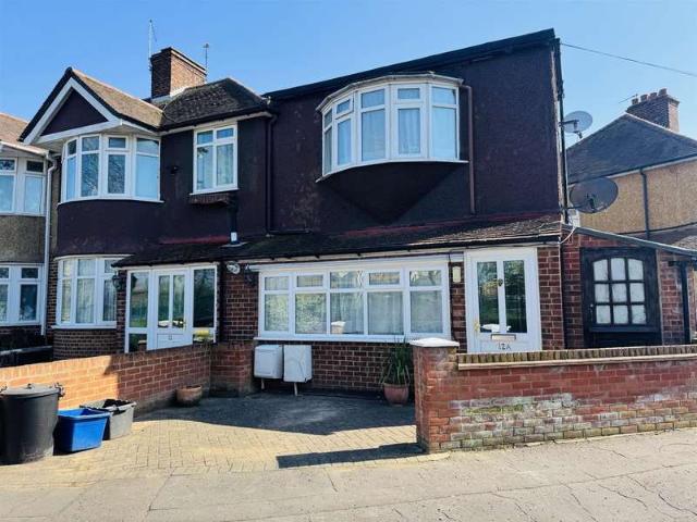Maisonette for sale in Whitton, Greater London