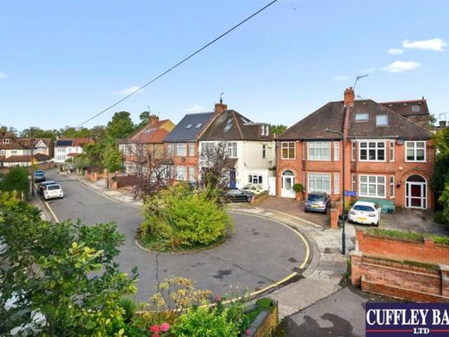 Maisonette for rent in Cat Hill