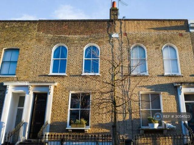 Maisonette for rent in Cat Hill, England