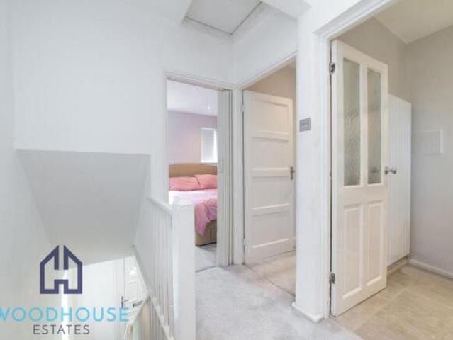 Maisonette for rent in Southgate, Greater London