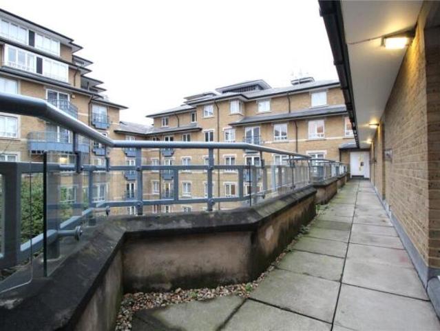 Maisonette for rent in Cat Hill
