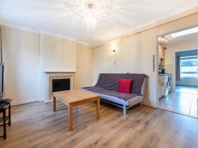 Maisonette for rent in Five Acres, Hertfordshire