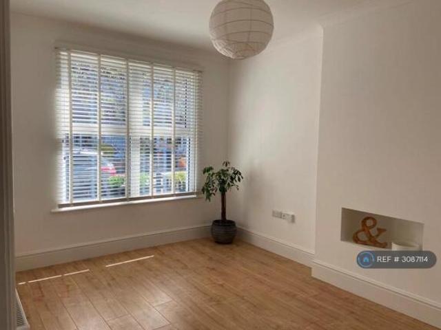 Maisonette for rent in Cat Hill, England