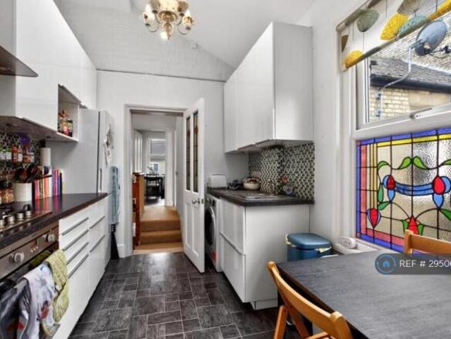 Maisonette for rent in Cat Hill