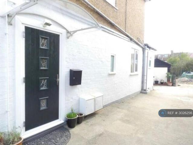 Maisonette for rent in Cat Hill