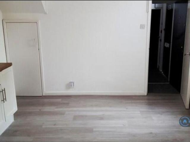 Maisonette for rent in Calderstones