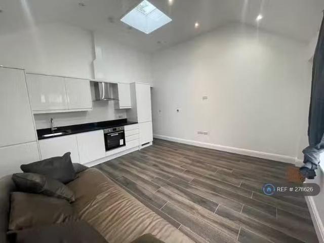 House for rent in London Borough of Croydon, Waddon