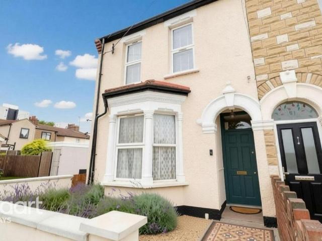 Flat for sale in Grays, Essex